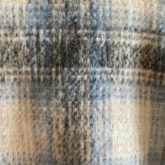 Cropped shacket. Perfect seasonal transition piece. - Picture 5 of 6